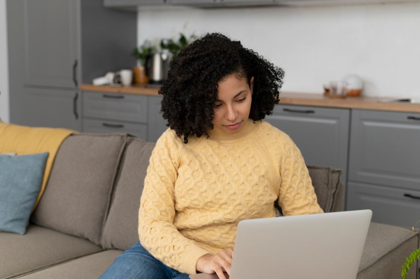 Étudiant pratiquant une technique de coupe moderne sur modèle